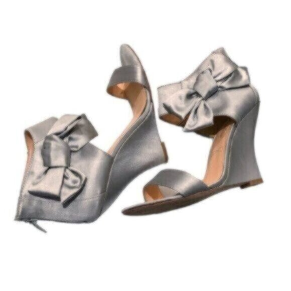 Pour La Victoire Light Grey Satin Wedge Shoes 8.5B - Picture 1 of 8